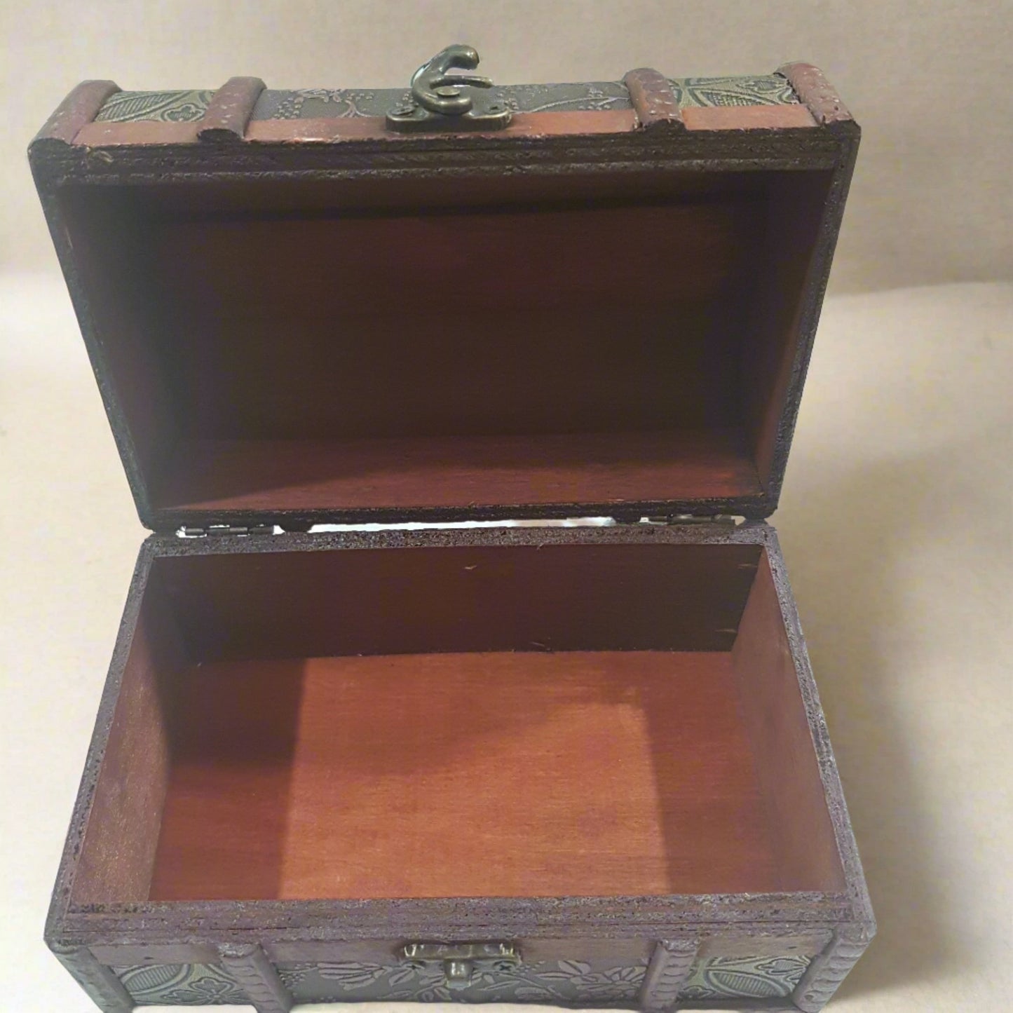 11cm Burgundy Treasure Box With Flowers, Berries & Dark Gold Flower Sides.