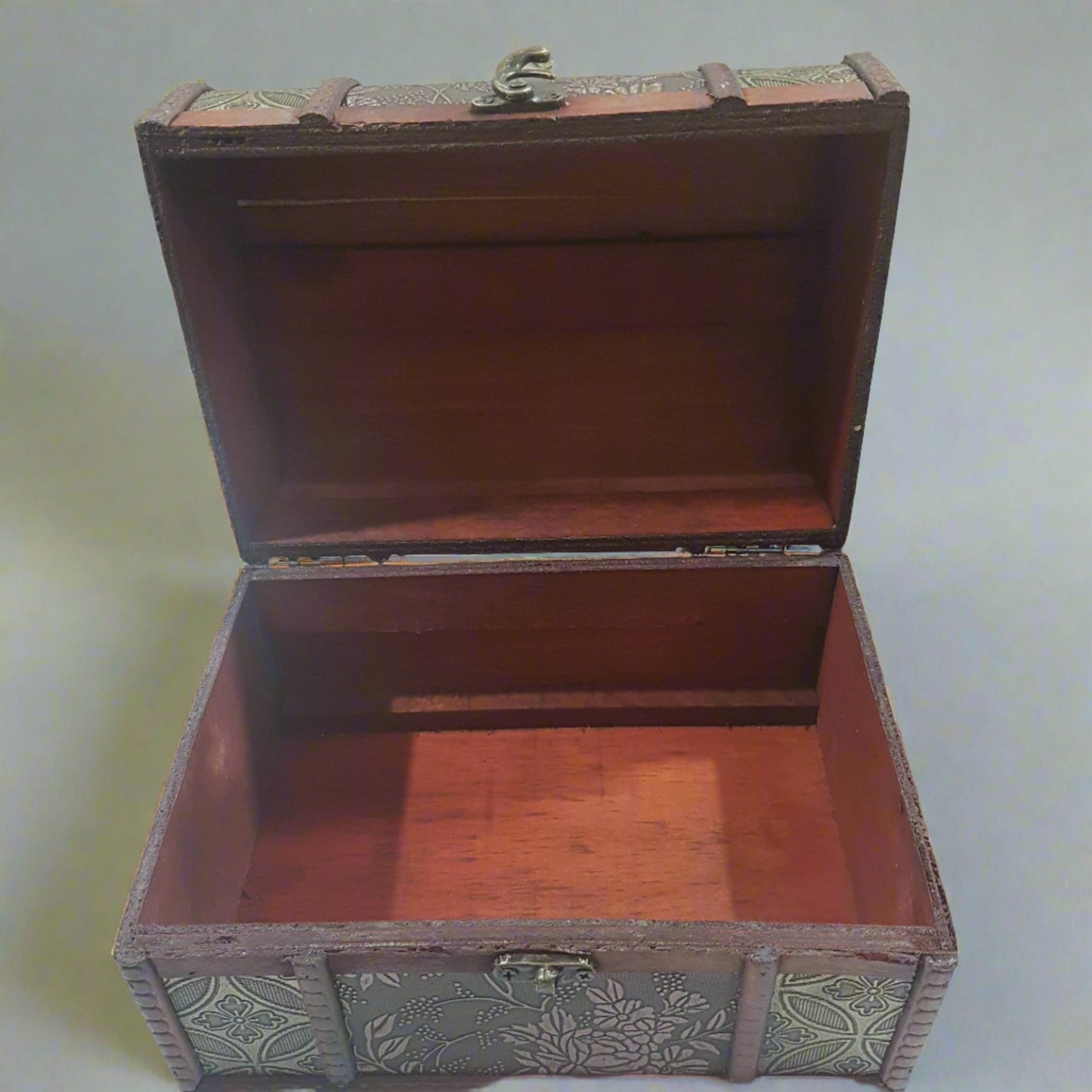 15cm Burgundy Treasure Box With Flowers, Berries & Dark Gold Flower Sides.